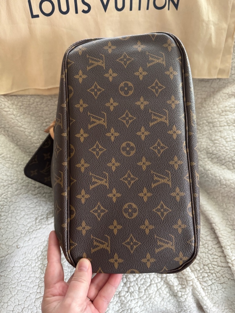 Louis Vuitton Monogram Canvas Tote MM with Pouch - Picture 6 of 15